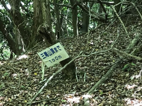 所々に距離を示す看板があります。