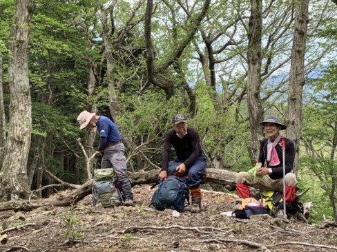 南深山で昼食。ここは展望もよかったです。