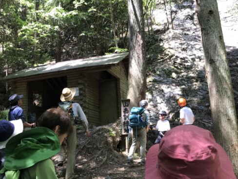 前三尾の岩場直下にある「山岳訓練場」。親子さんが練習中でした。