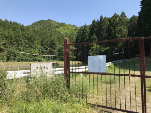 中山新池横のゲートに到着。ここからは舗装路です。