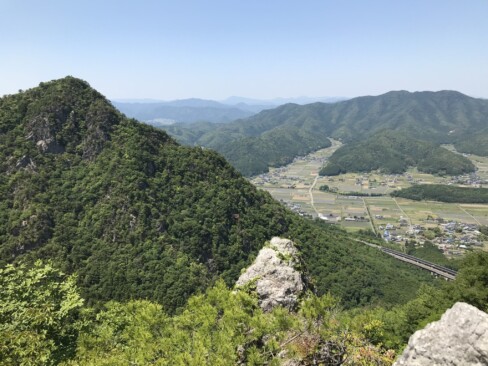 覗岩から前三尾の岩壁を望む。
