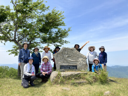 登山口から約50分で山頂到着。気持ちよく晴れ渡った青空のもと、みんないい表情です。