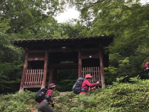 なだらかコースも結構きつい。やっと門まで登ってきました。