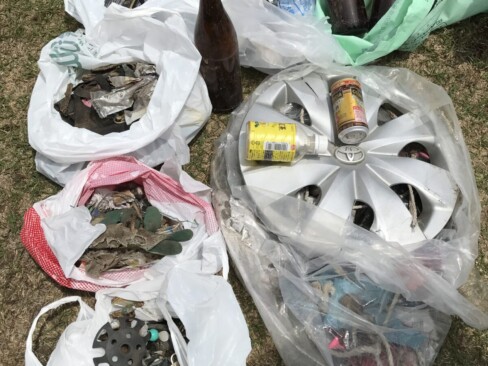 ビン・空き缶・手袋・・・・たくさん拾いました。