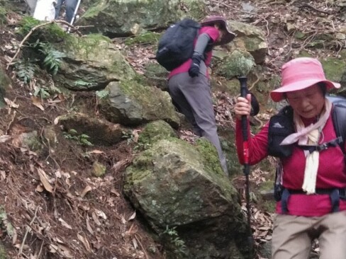 歩き疲れた足にごろごろした岩がこたえます。