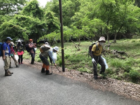鬼嶽稲荷神社までは舗装路を歩きます。さっそく、ゴミゲット!!