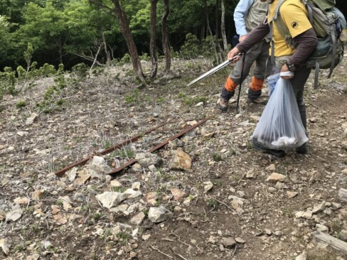 鳩ケ峰に向けて出発!!この錆びたはしごは何だろうと思いつつ・・・残してきました。