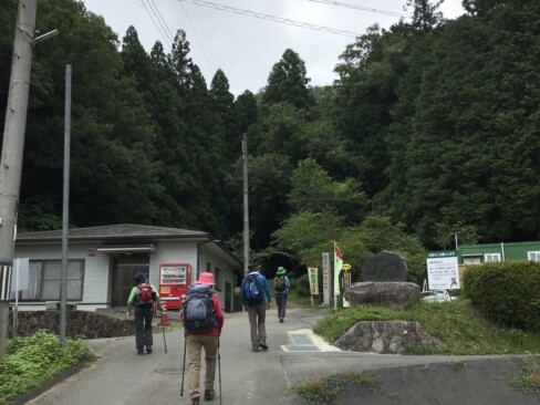 学校横の坂を登れば登山口です。