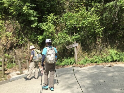 駐車場のそばの、遊歩道の標識からスタート。この時点で、標高約430m!!
