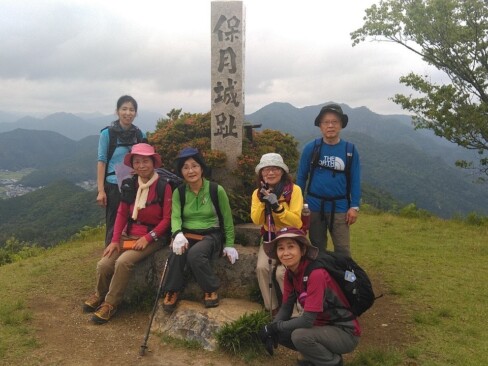 本日1座目。黒井城山頂に到着。