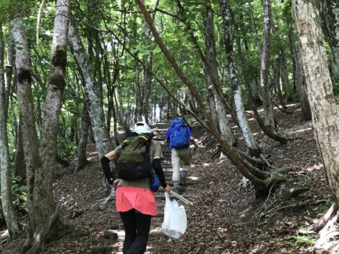 この長い階段がきつい(>_<)登山道には、ほとんどゴミはありませんでした。