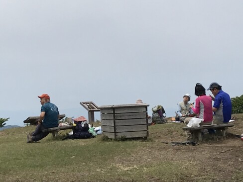 作業もひと段落して、お昼休憩。山頂でのご飯は気持ちがいい。