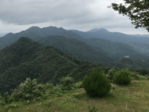 これが今から歩く縦走路。空はどんより・・