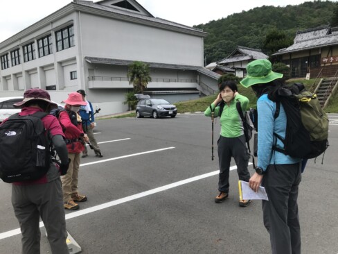 黒井城近くの駐車場からスタート。