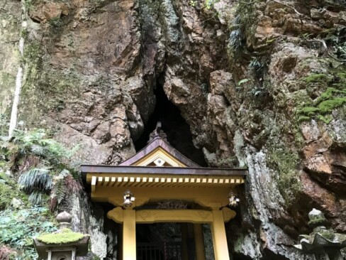 大きな洞窟の中に、不動明王が祀られています。無事に下りてこられてほっと一息。