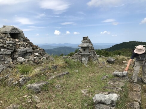 いい天気だけれど、風がきつい。狛犬君、「いい子いい子」してもらってよかったね。
