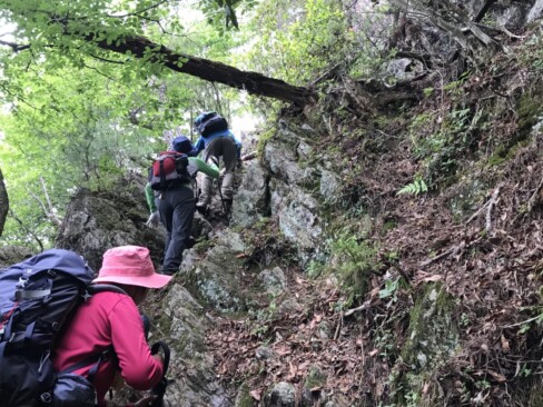 岩場が続き、かなりの緊張感!!