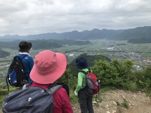 例会で登った三尾山や向山などが見渡せます。