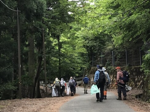 ゴミを拾いながら・・・おしゃべりもしながら・・・。