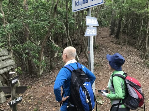 そして、美和峠到着!!ここから向こうは市島町、鷹取山方面。独鈷の滝は、左手に曲がります。