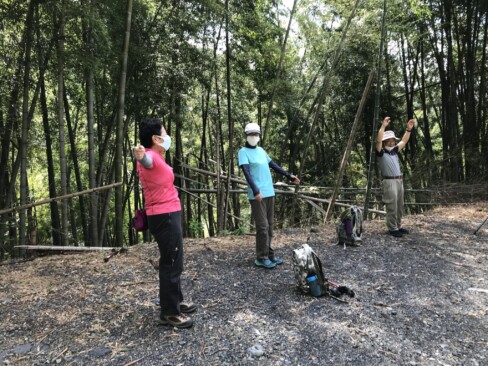 リーダーの声掛けで、ラジオ体操で体を整えます。