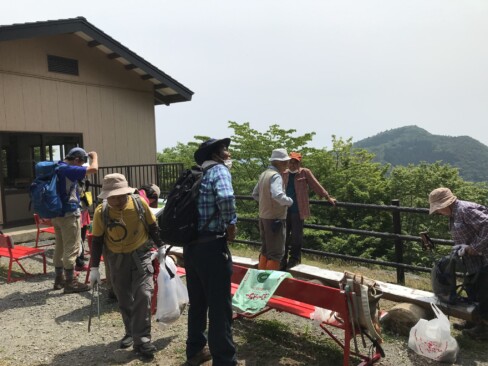 10時10分、稲荷神社で休憩。