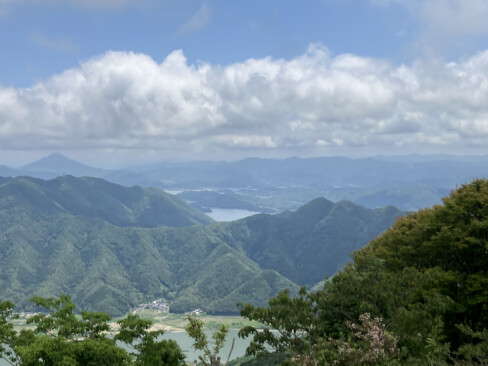 由良川と舞鶴湾そして青葉山を望む。