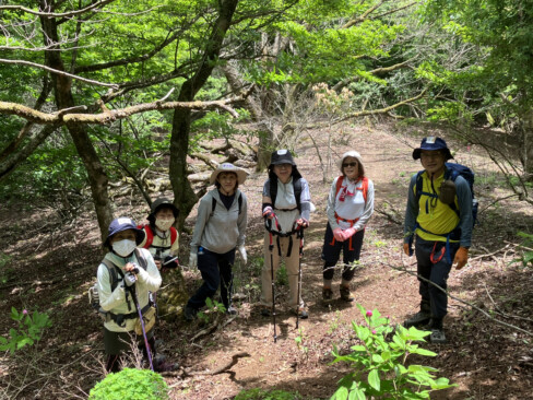 花を楽しむメンバー達。
