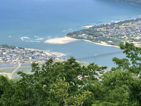 東峰から由良川鉄橋を望む。まるでミニチュア・トレインの可愛らしさです。