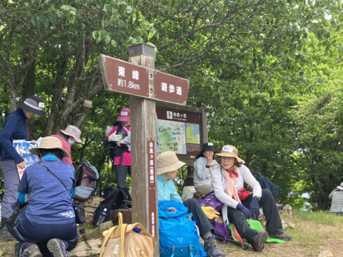 昼食、休憩風景。にぎやかです。