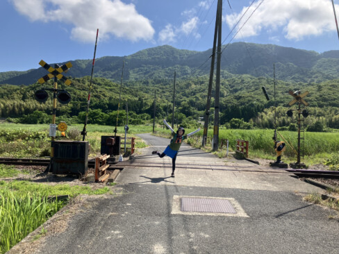 無事、帰ってきました。由良ヶ岳をバックに達成感いっぱい。