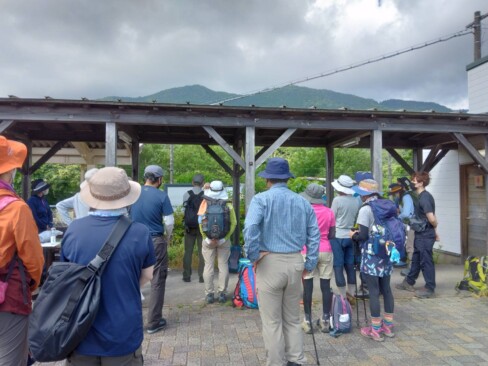 朝9時にKTR丹後由良駅に集合.
山の様子や諸注意のあとグループに分かれて自己紹介、準備運動などをしていよいよ出発です。
