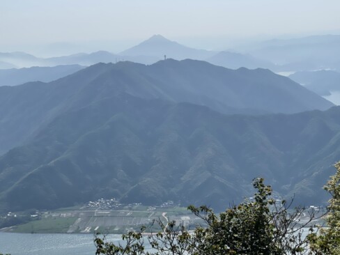 舞鶴方面を遠望、迫力ある青葉山。