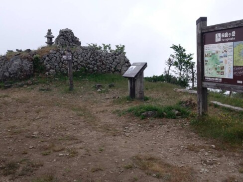 東峰山頂の風景。