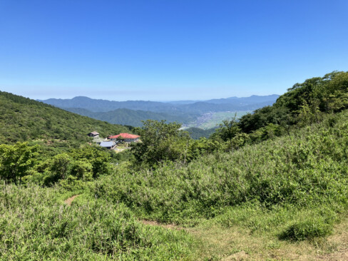 分岐からすぐ真下に双峰公園を望み、奥には加悦谷や丹後の山々が見渡せます。