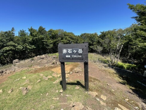 分岐から約1時間、山頂に到着です。広々としたピークで吹き渡る風がすがすがしい。