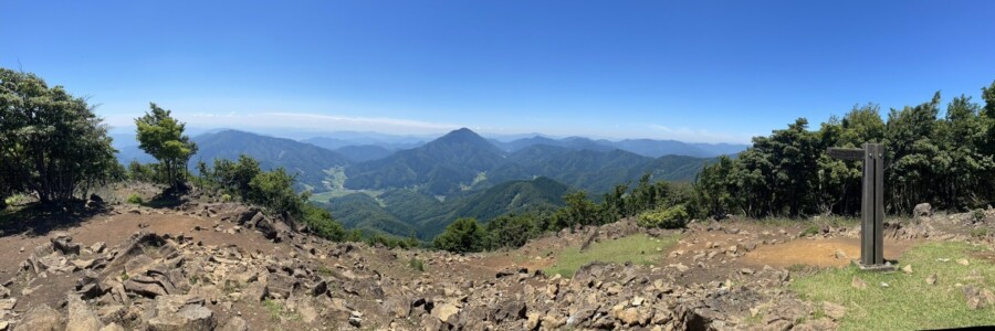 山頂から眺めた福知山方面のパノラマビュー。