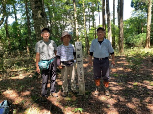 三国平の山頂は、名前の通り平らになっていて・・・どこが山頂なのかなって感じ。