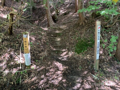 東屋(今は何も残っていませんが)を少し入ったところに登山口があります。