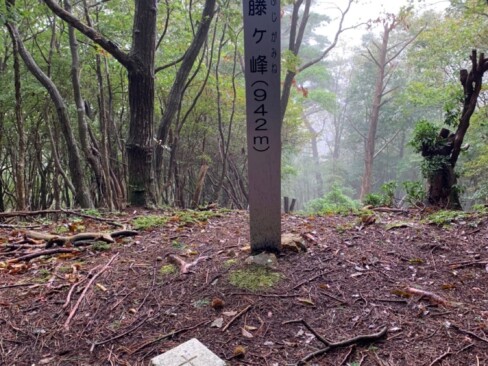 12時53分、山頂到着。藤ケ峰山頂もやはり真っ白('ω')ノ