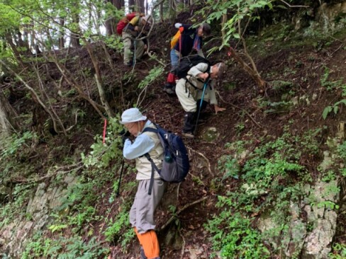 道路へ下りる最後の超急な坂!!こわいーーーー!!