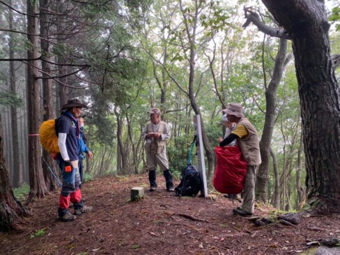 山頂で昼食。その後、13時18分下山開始。