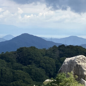 はるかに琵琶湖や滋賀の山々を望む絶景です。