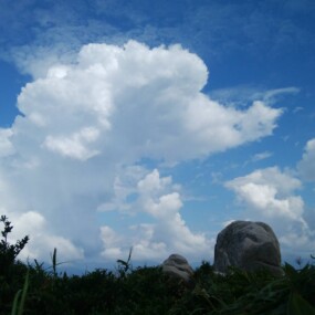 奇岩と夏の雲が作り出す風景が何ともユニークでファンタジー。