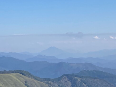 双耳峰の青葉山が、かすんで見えています。