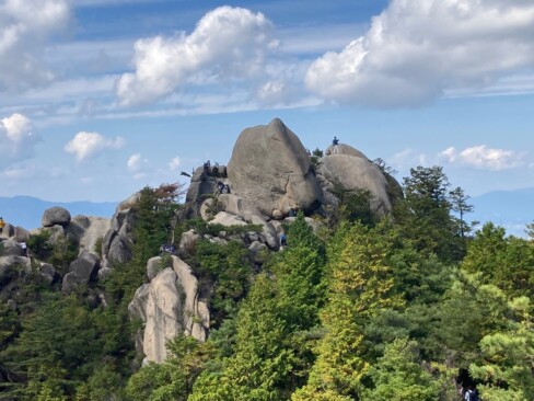 迫力のある天狗岩。遠くから見ても大きい!!