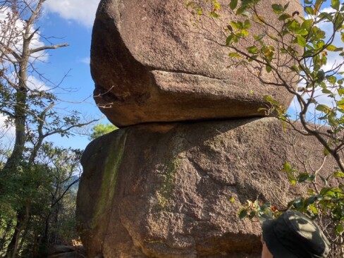 重ね岩・・・仏さまが刻まれているとか。