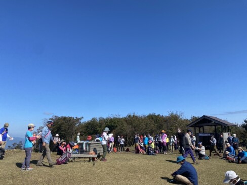 千丈ケ嶽の山頂は、たくさんの参加者で賑わいました。