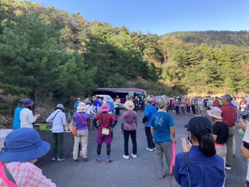 閉会式・・・クイズ大会の賞品をもらっています。