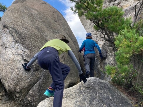 手も使って、滑らないように慎重に。